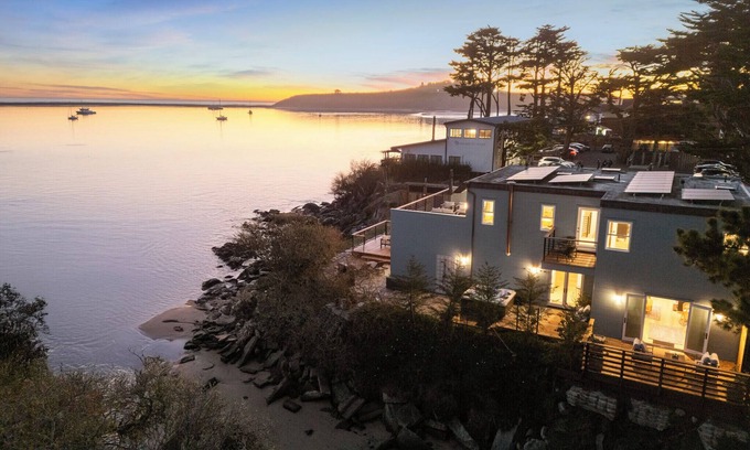 El Granada House | Experience the Pinnacle of Coastal Living at Harbour House