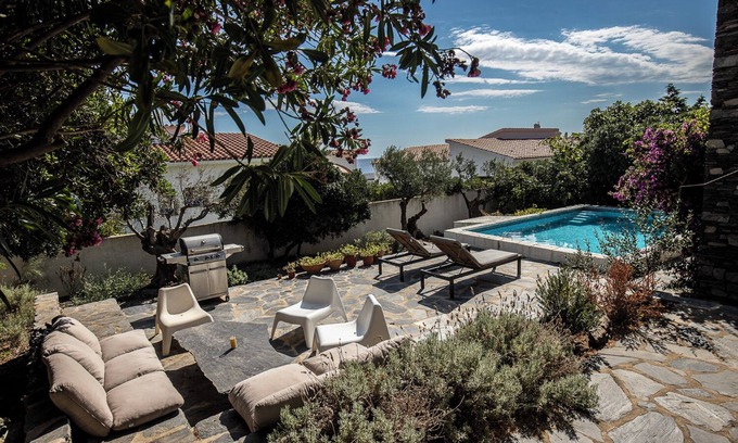 Cadaques House | Experience the sea (view) - holiday home with large garden & pool