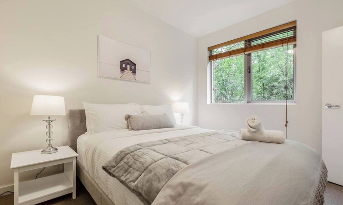 St Kilda Apartment | Experience the St Kilda Vibe from a Cosy Retreat