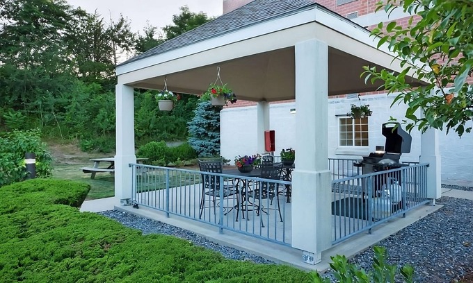 Burlington Apartment | Explore North Shore from Boston! Kitchen, Pets Allowed, Near Burlington Mall!