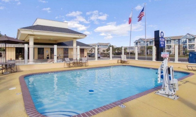 Ingleside Hotel | Explore Port Aransas + King Bed, Outdoor Pool, Free Breakfast