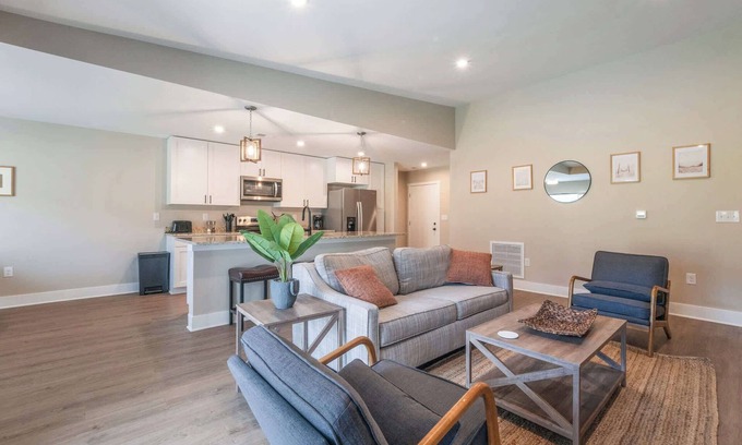 Acme Condo | Explore Traverse City! Pet-Friendly Condo Getaway