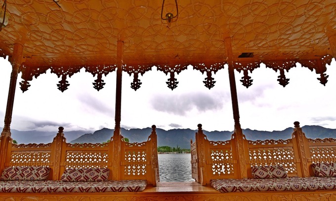 Sudarbal Boat Rental | Explore & Unwind on this luxury Houseboat