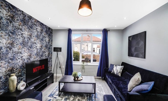 Parsloes House | Exquisite London Home - Parking - Sleeps 10