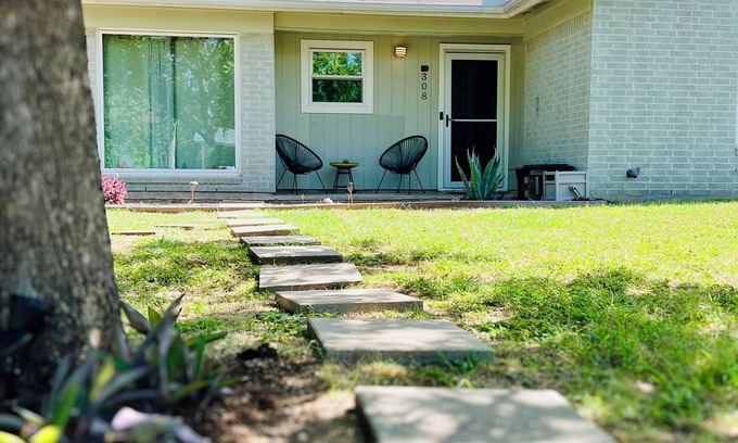 East Congress House | Extended Stay! 2br, 1ba + Full Office & Enclosed Patio in the St. Elmos District