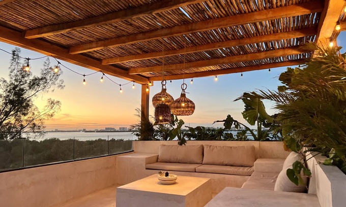 Zona Hotelera Apartment | Extraordinary Penthouse With Private Rooftop & Sunset Views