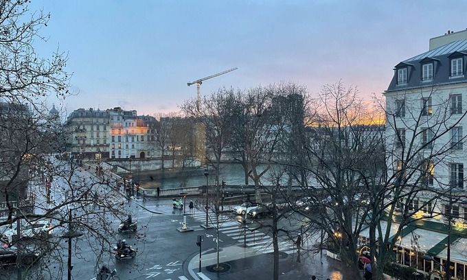 Marais Apartment | Extremely rare 3-bedroom apartment on the Seine