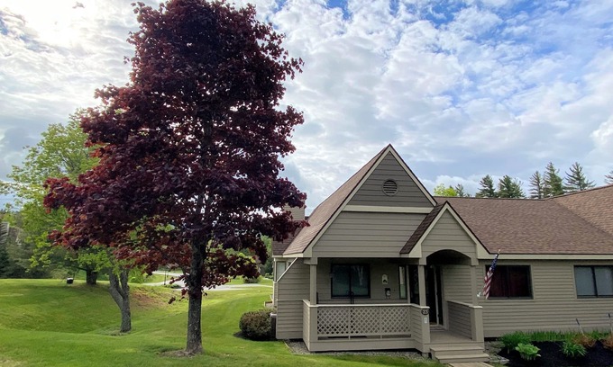 Bretton Woods House | F23 Awesome on golf course in Bretton Woods with Mountain Views, Roku, AC and Piano! Dog Friendly