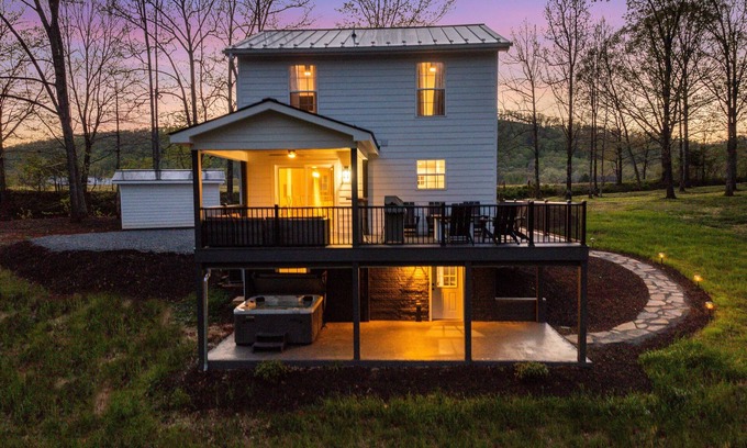 Faber House | Faber Farmhouse: Hot Tub Near & Wineries/Breweries