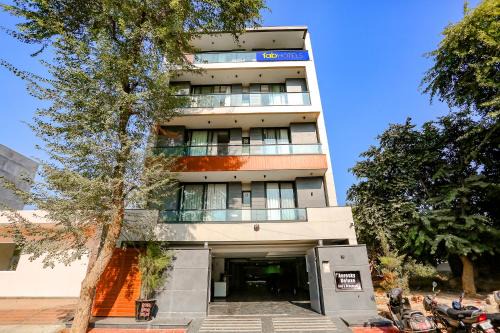Dwarka Hotel | FabExpress Aerosky Deluxe - Nr Yashobhoomi Convention Centre
