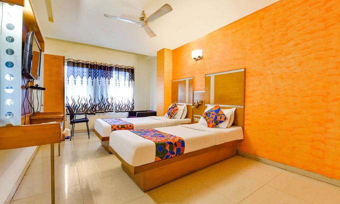 Navrangpura Hotel | Fabhotel Kadamb Inn