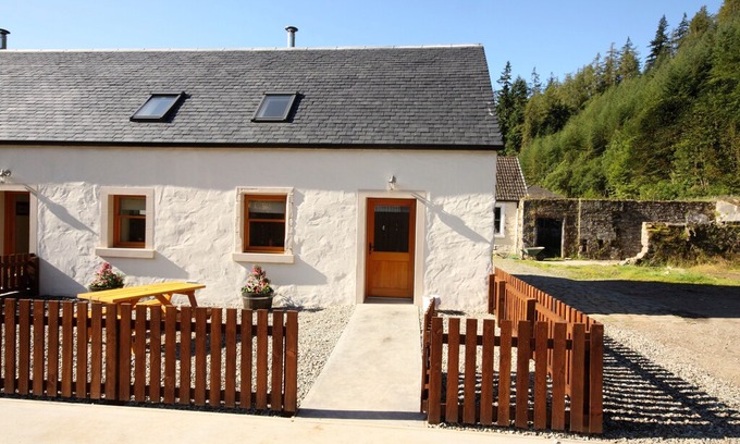Strone Apartment | Fabulous converted farm courtyard cottage, near Dunoon, sleeps 4