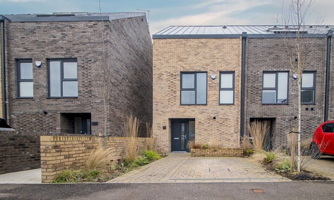 Glasgow House | Fabulous Festival Park Home Private Parking/Garden | Pass the Keys