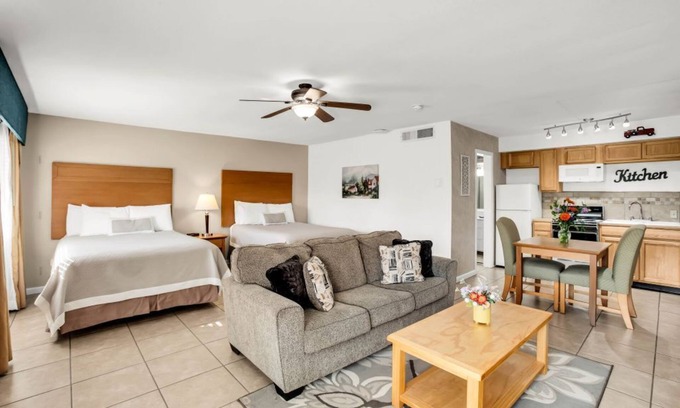 Palm Desert Hotel | Fabulous hotel room with in Palm Desert, featuring 2 queen beds and a kitchen