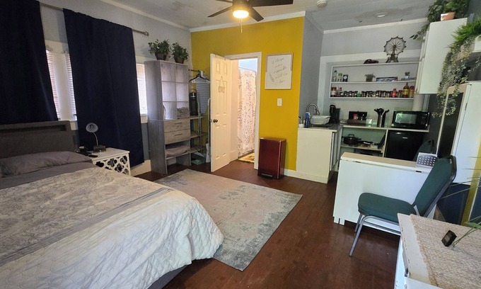 Denton Apartment | Fabulous studios Apartment few blocks from UNT. Centrally located