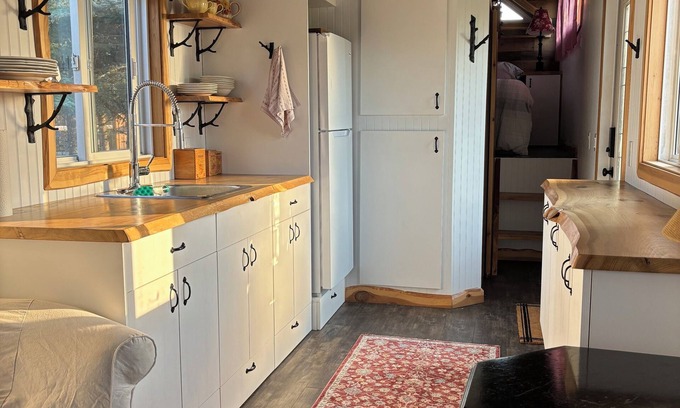 Armstrong Cabin | Fabulous Tiny House with a cottage feel in a farm setting, 3min from Armstrong.