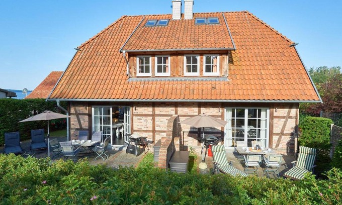 Seedorf Villa | Fachwerkhäuser Seedorf - Haushälfte "Sophie Charlott" mit Kamin und Terrasse