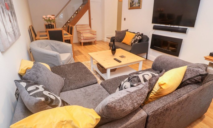 Saltash Cottage | FAIR MEAD COTTAGE, pet friendly, with a garden in Saltash