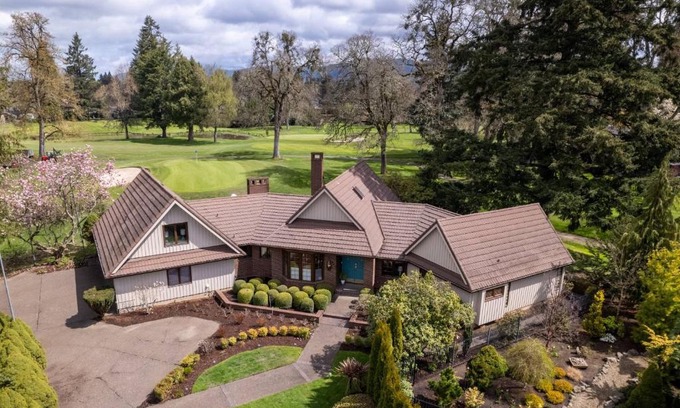 Cal Young House | Fairway View Retreat