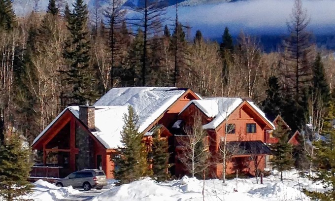East Kootenay Ski Chalet | Fairy Creek Chalet l 5 Bedrooms l Sleeps 10 Adults l Hot Tub