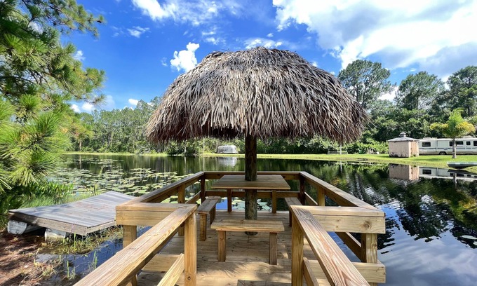 Watersong House | FAIRY TALE ESCAPE W/PRIVATE LAKE & FIRE PIT