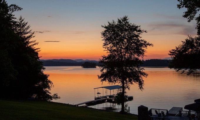 Blairsville House | Fall Foliage Retreat | Lakefront Cabin w/Hot Tub & Fire Pit