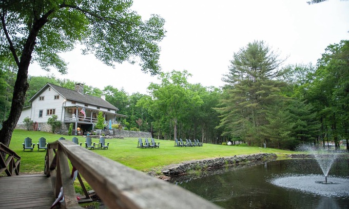 Rowland House | Fall Getaway - Lake - Winery - Tranquility