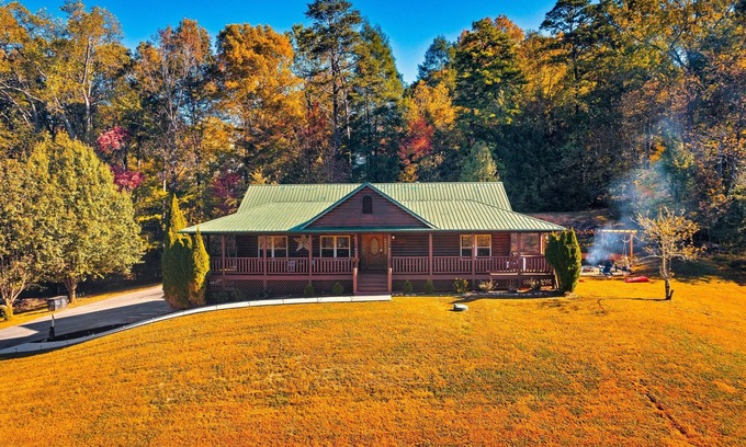Gatlinburg - Pigeon Forge Cabin | FALL Getaway| Swim Spa, Fire pit, 3 King Bed, Dog, Spacious Parking Wears Valley