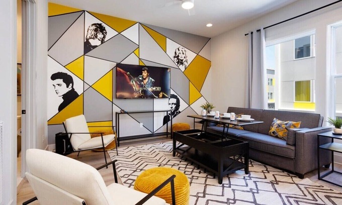 Talbot's Corner House | Fall rooftop deck, game room, modern kitchen near Nissan Stadium