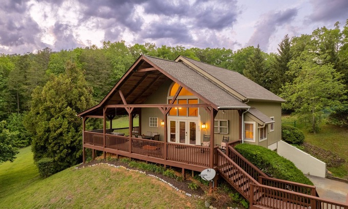 Wears Valley Cabin | Fall Sale - Mountain view, theater, game room & hot tub near park!