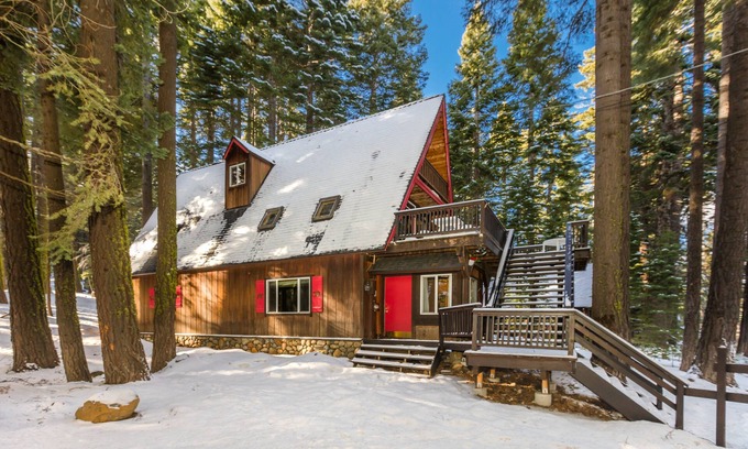 Tahoma House | Fall special! Christmas Available!Fun Cabin, Ping Pong, Pool Table, HotTub, Pets