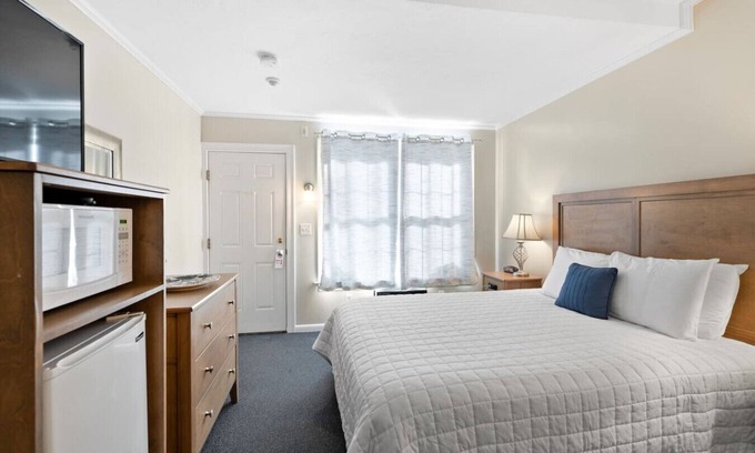 Falmouth Heights Hotel | Falmouth Getaway | Queen Bed | Walk to Beach