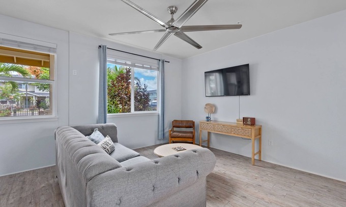 Kalaeloa House | Fam Friendly Townhouse in heart of Kapolei! With pool&gym. Mins to beaches&more.