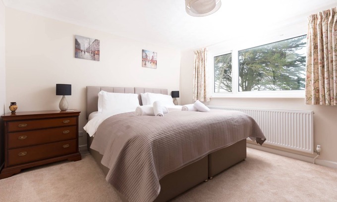 Crantock Cottage | Family and pet friendly home sleeping up to 10, located within walking distance of the beach