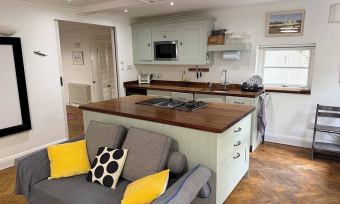 St. George's Apartment | Family Apartment with Home Cinema and Garden in Zone 2