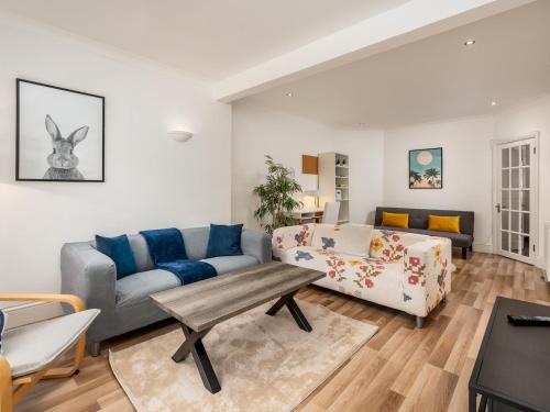 Eastcote House | Family Friendly 3 Bed Home In Pinner Pets Welcome - Pass the Keys