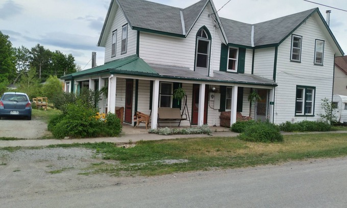 Addington Highlands House | Family-friendly and pet-friendly home away from home. 2 minutes from the river