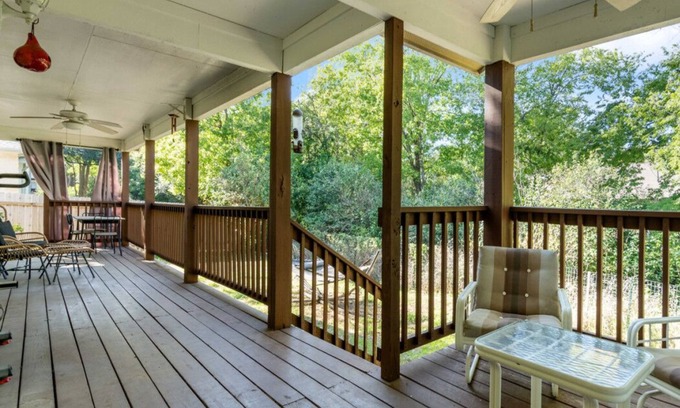Austin House | Family Friendly ATX Home for 8 + Wifi + Cozy Deck