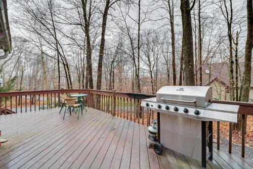 Pocono Lake House | Family-Friendly Cabin with Fire Pit in Pocono Lake!