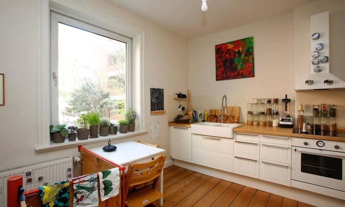 Altonaer Fischmarkt Apartment | Family Friendly Funhouse Centrally Located in Ottensen