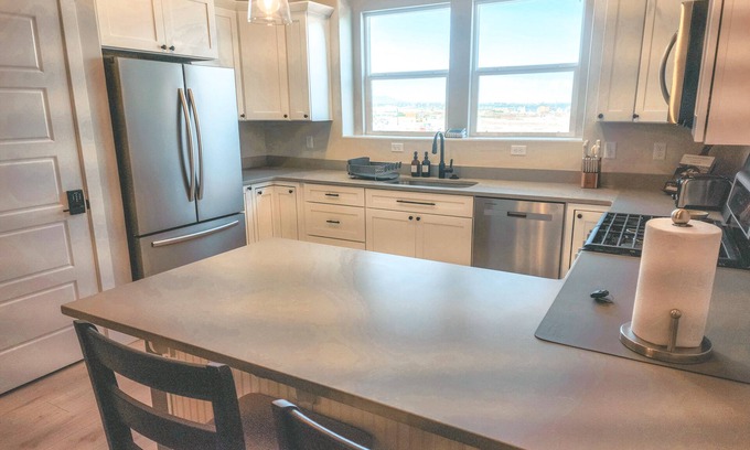 Salt Lake County House | Family-friendly haven in Herriman - next to shopping and entertainment.