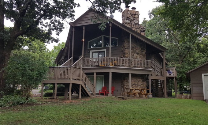 Grove House | Family-Friendly Lakefront Home w/Large Yard & Boat Dock-Sleeps 14+kids under 6