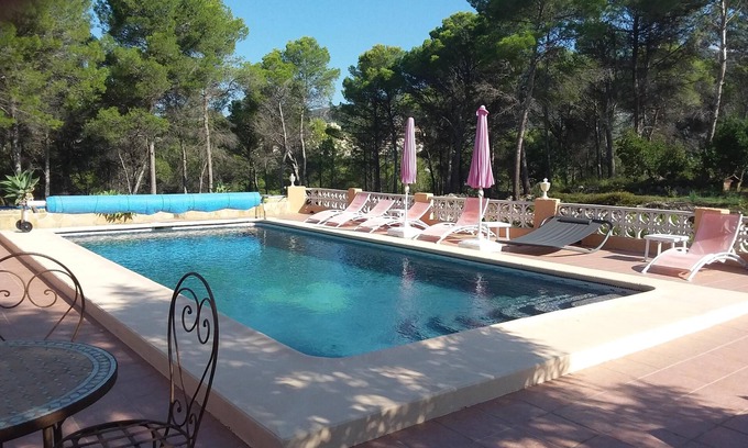 Jalon House | Family-friendly property, generously divided houses