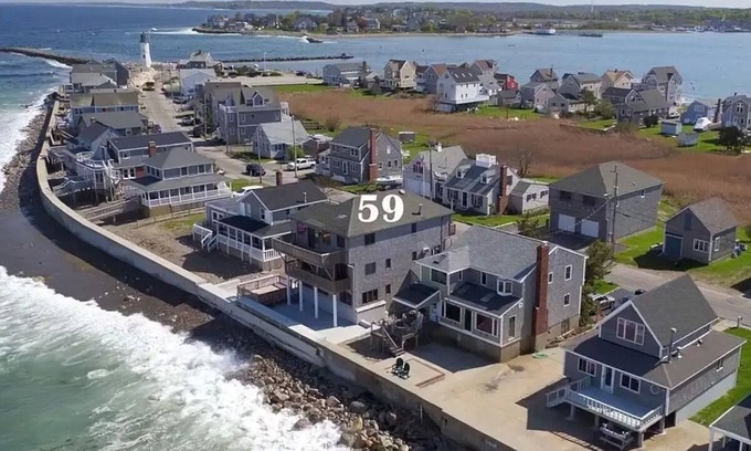 Scituate House | Family Gatherings, Weddings, Pet Friendly, Steps to Beaches and Light House
