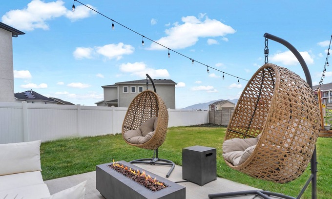 Vineyard House | Family Getaway near BYU, UVU, & Skiing with HUGE backyard