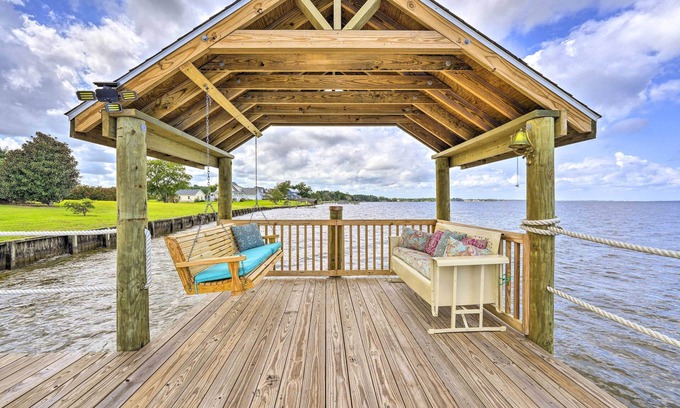 Currituck House | Family Getaway w/Pier on Currituck Sound