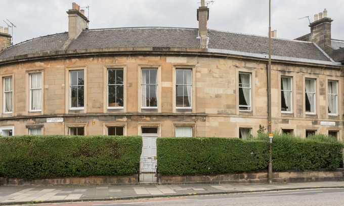 Bonnington House | FAMILY & GROUP FRIENDLY - a great location and spacious!