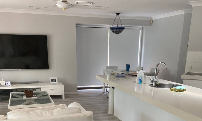 Mermaid Waters House | Family Home - 3 Bedroom Pool Foxtel