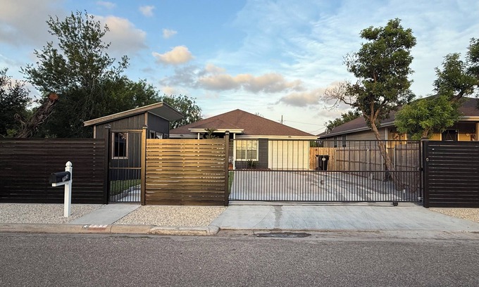 Weslaco House | Family home w/Outdoor Dining