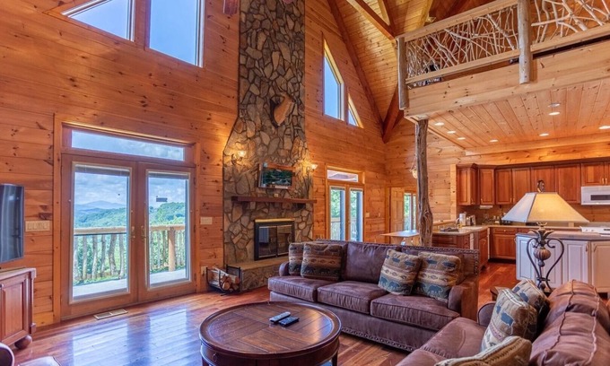 Elk Park Cabin | Family Lodge with Sunset Views